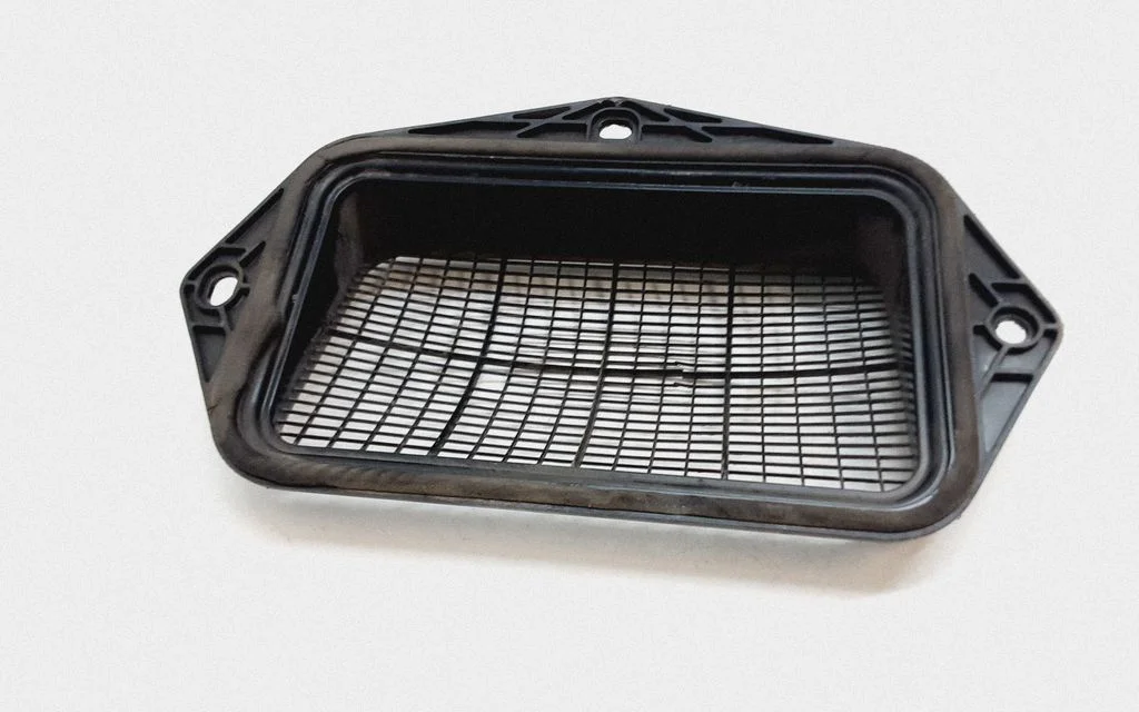 Quarter panel pressure vent 1K0815479B