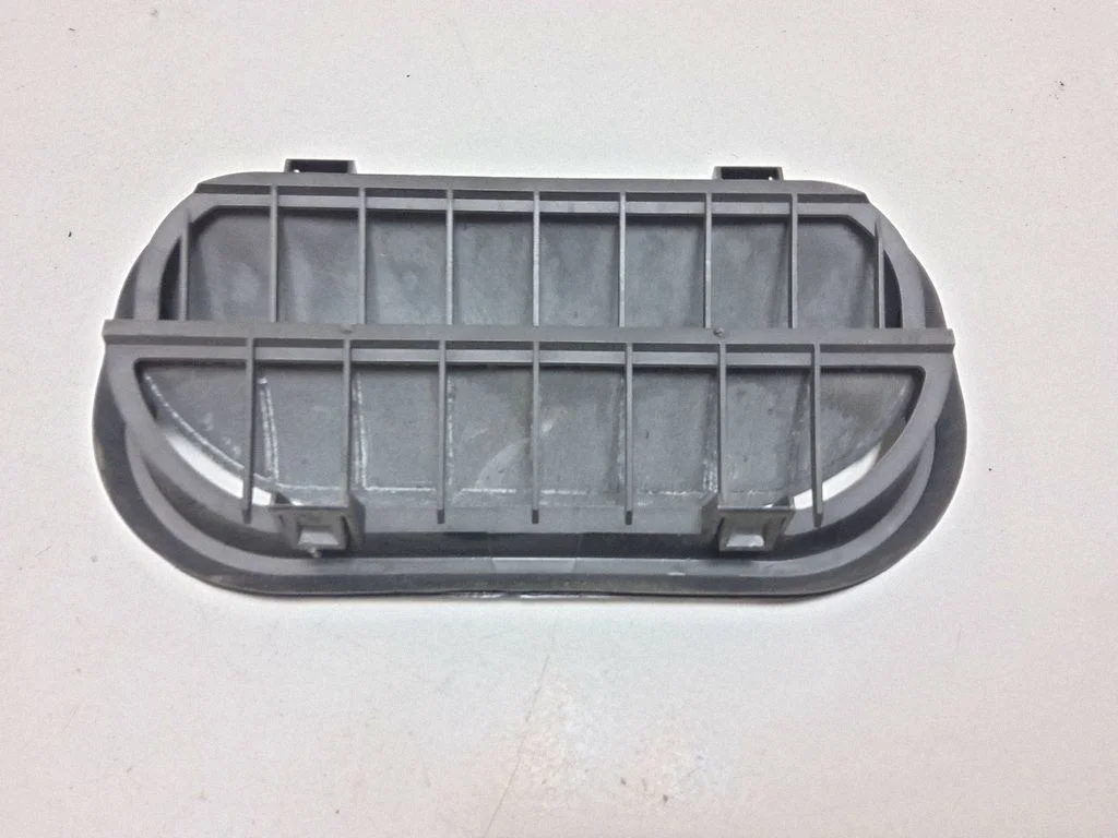 Quarter panel pressure vent 6R0819465