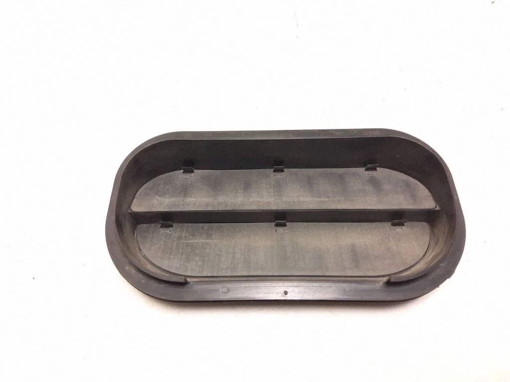 Quarter panel pressure vent 6R0819465A