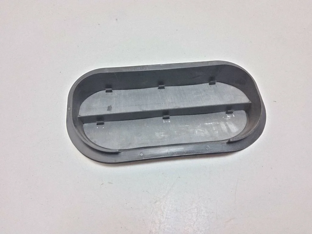 Quarter panel pressure vent 6R0819465