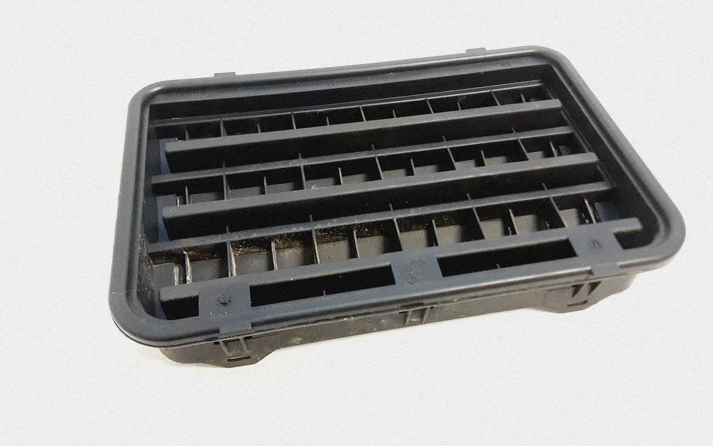 Quarter panel pressure vent 8377280