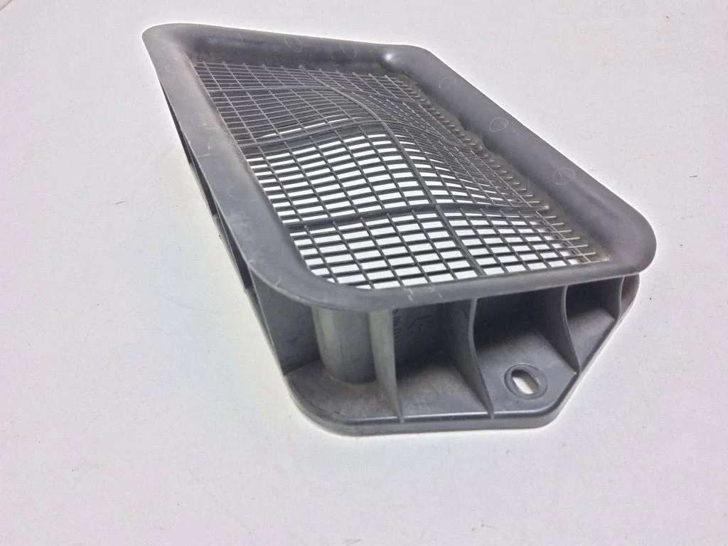 Quarter panel pressure vent 5N0815479