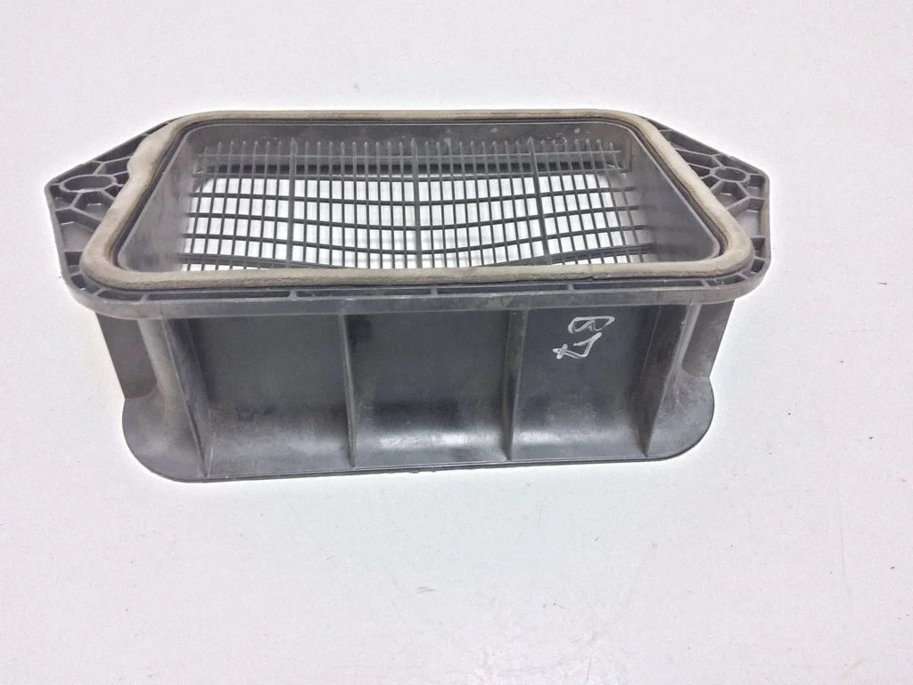 Quarter panel pressure vent 5N0815479
