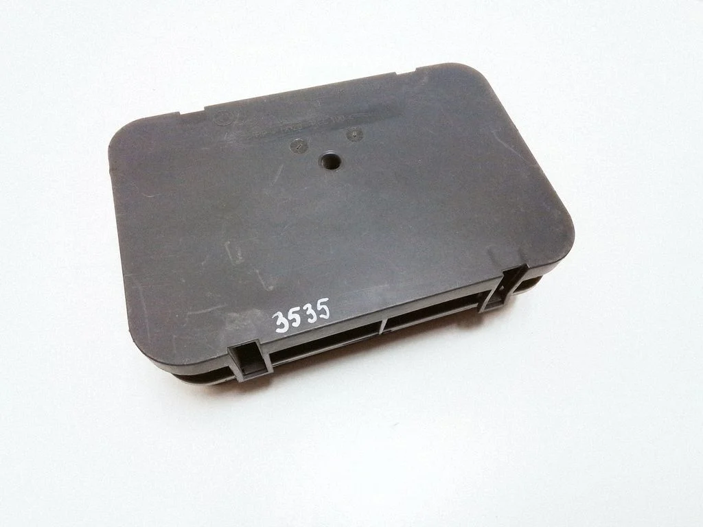 Quarter panel pressure vent 64229122453