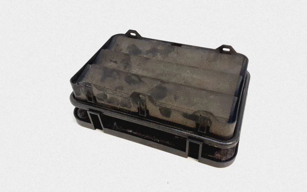 Quarter panel pressure vent 8377280