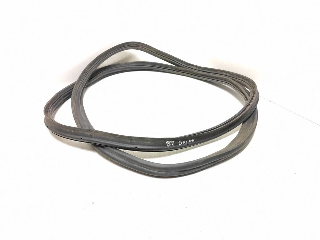 Loading door rubber seal (on body) – rear