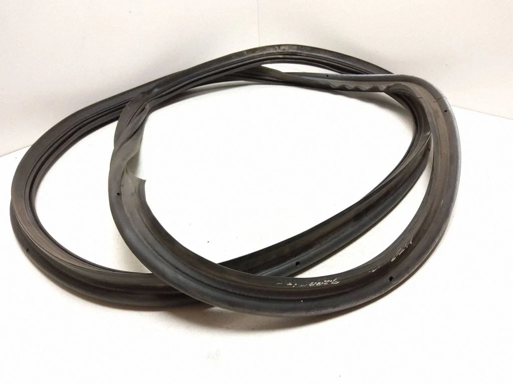Loading door rubber seal (on body) – rear