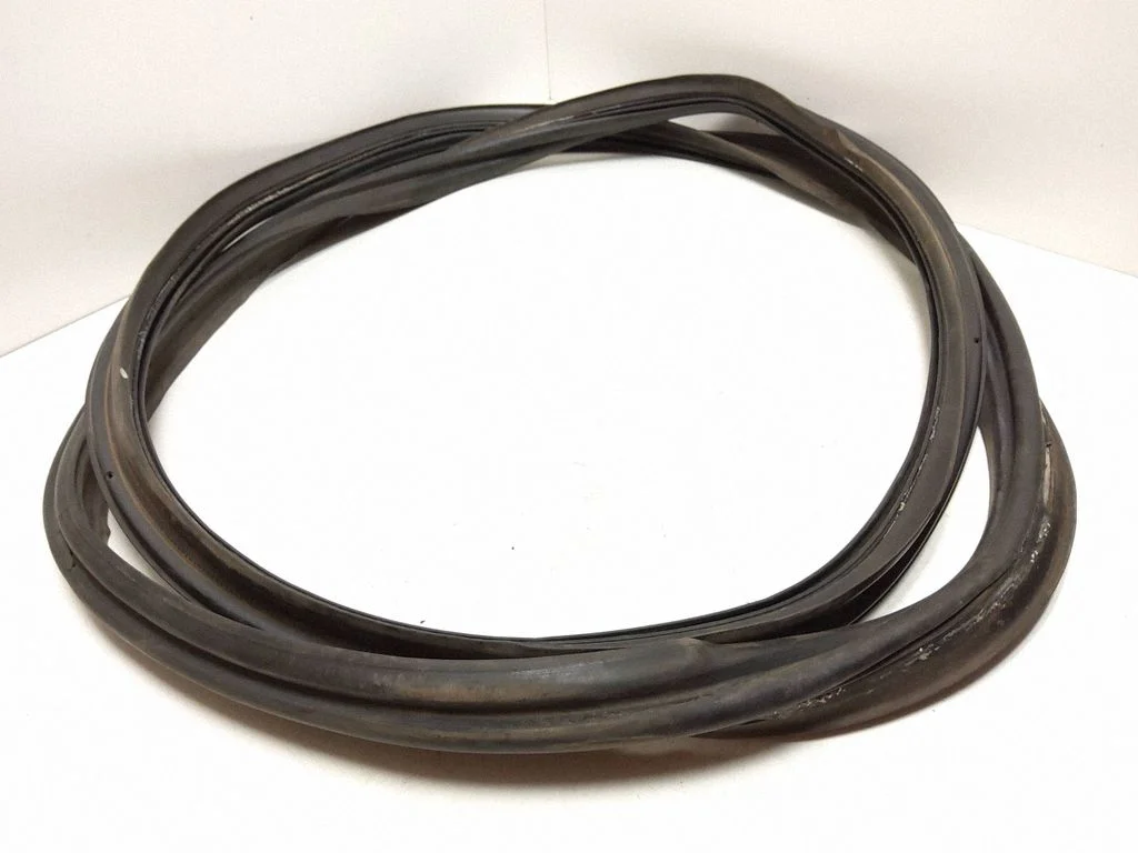 Loading door rubber seal (on body) – rear