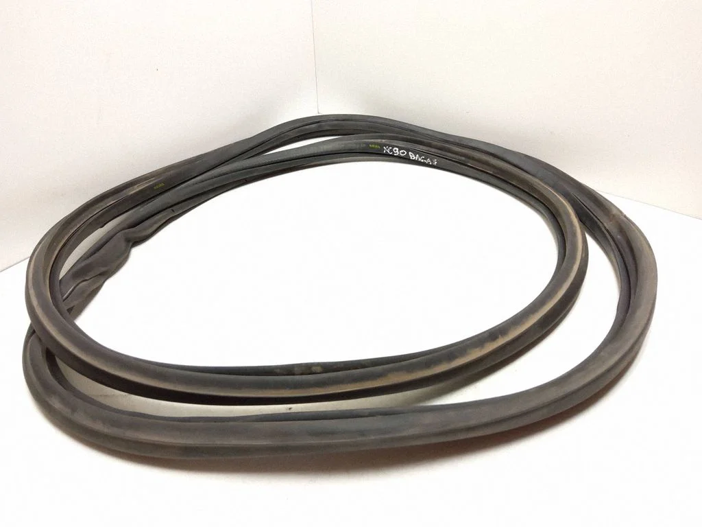 Loading door rubber seal (on body) – rear