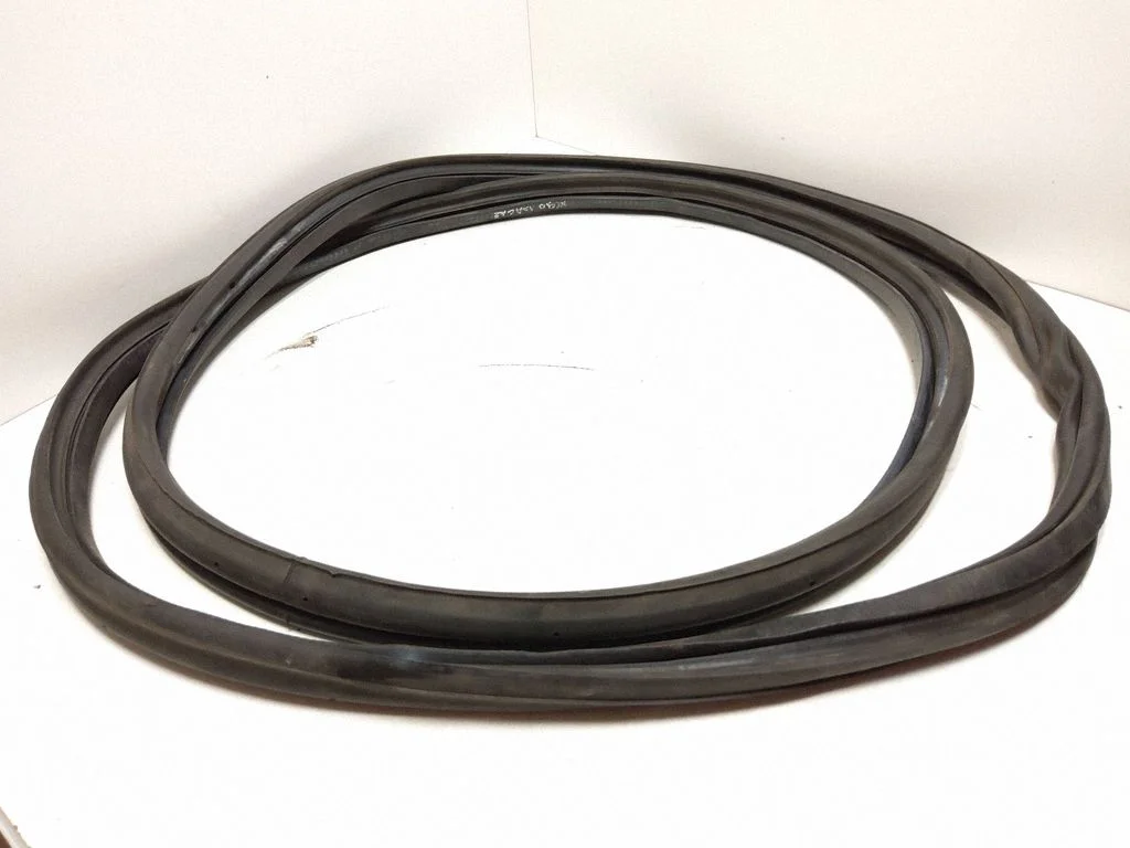 Loading door rubber seal (on body) – rear