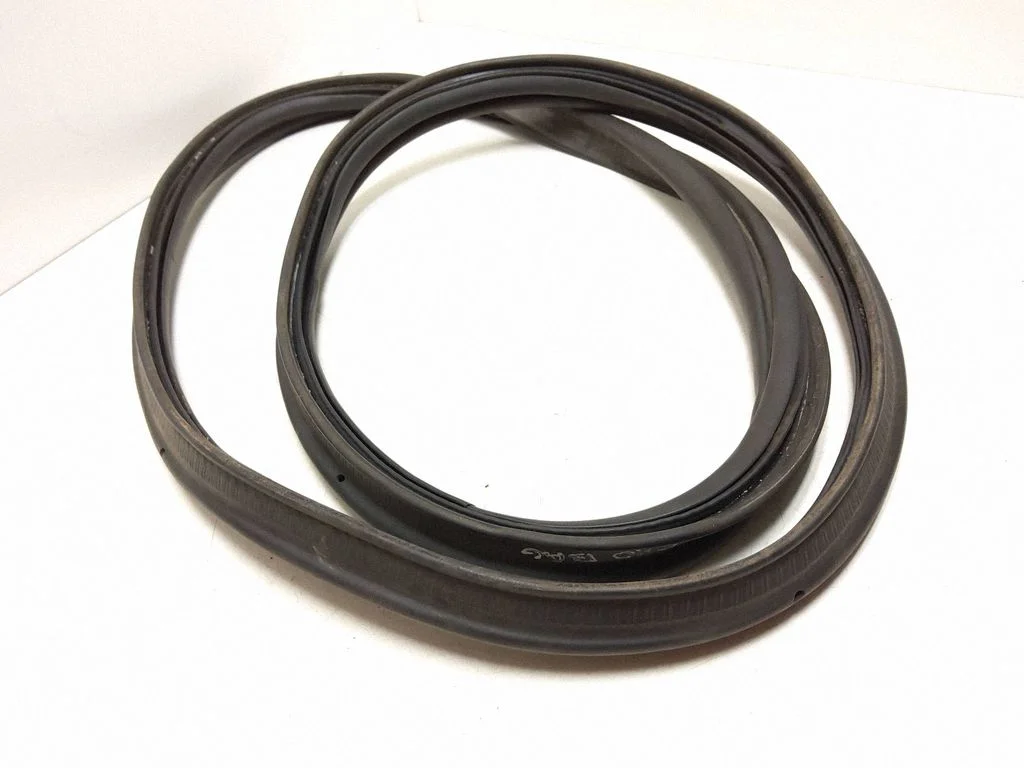 Loading door rubber seal (on body) – rear