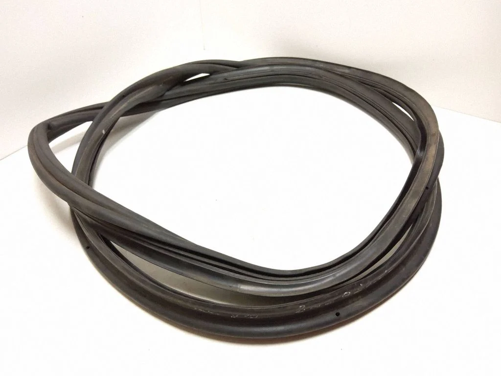 Loading door rubber seal (on body) – rear