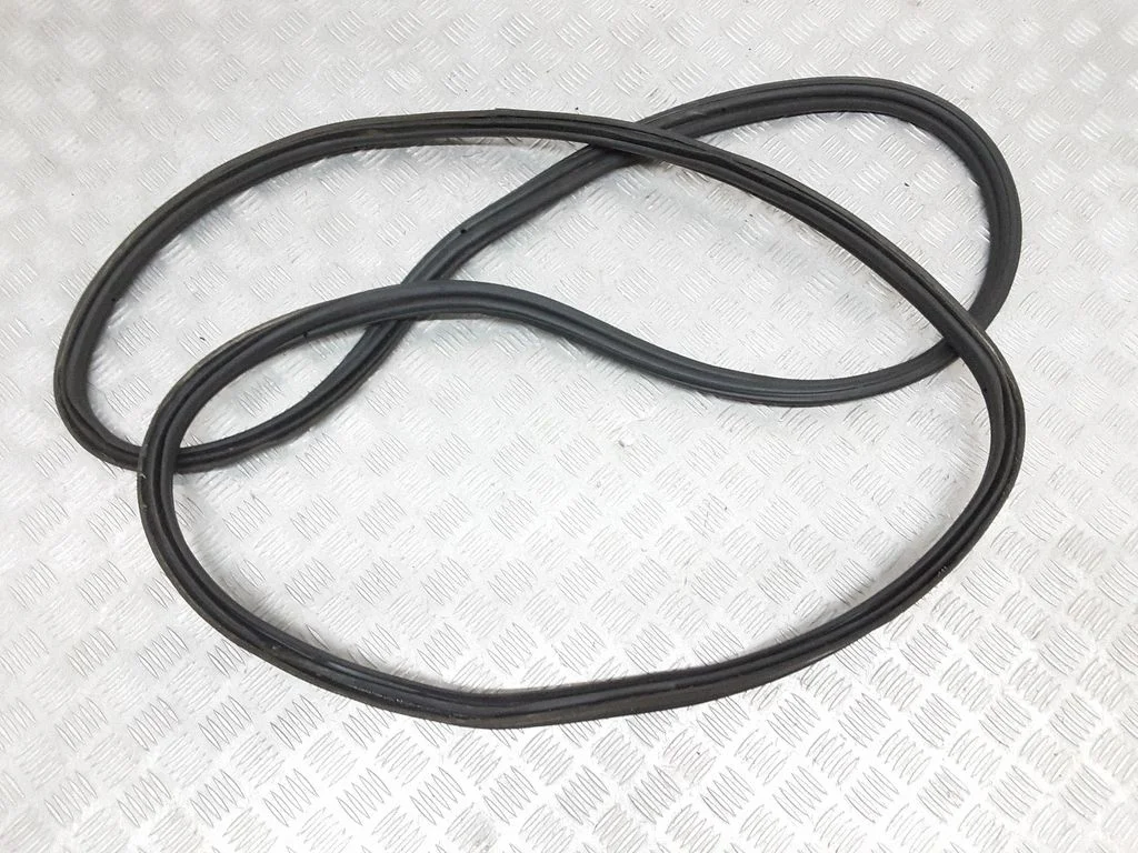 Loading door rubber seal (on body) – rear
