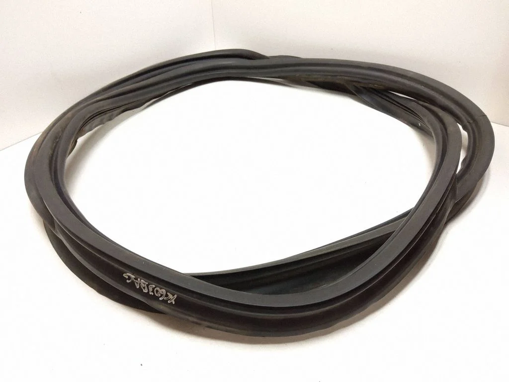 Loading door rubber seal (on body) – rear