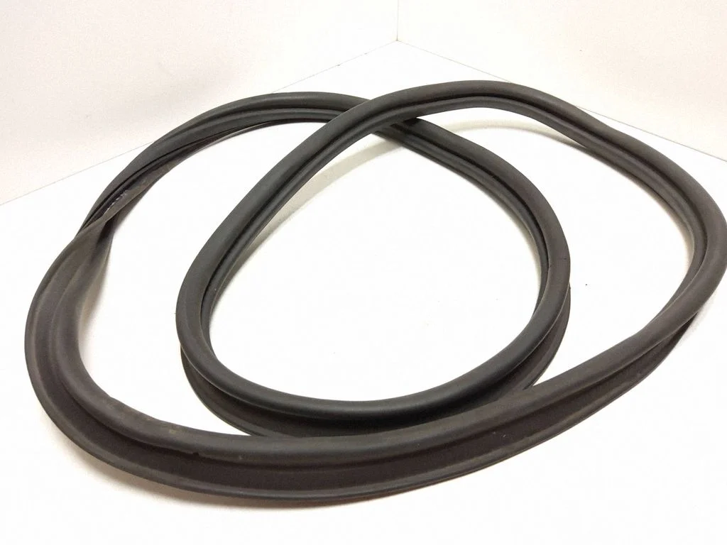 Loading door rubber seal (on body) – rear