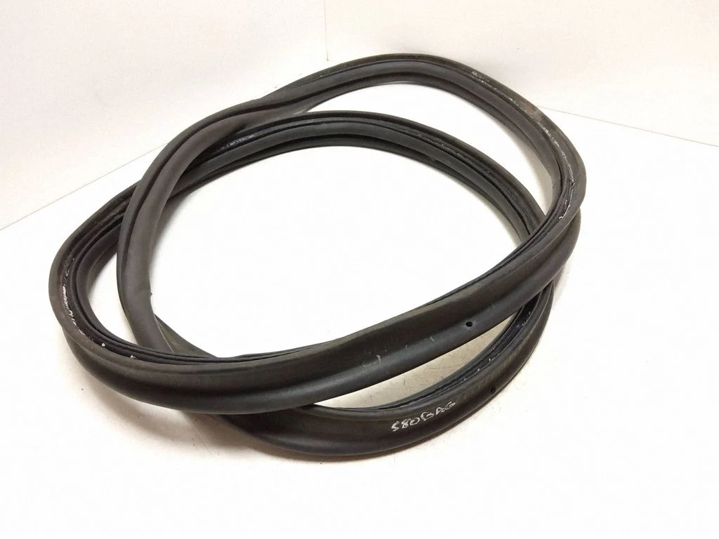 Loading door rubber seal (on body) – rear