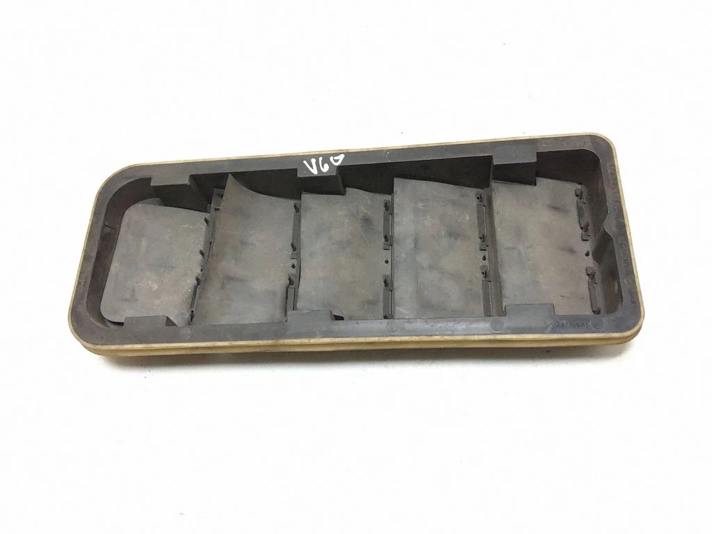 Quarter panel pressure vent 8623444