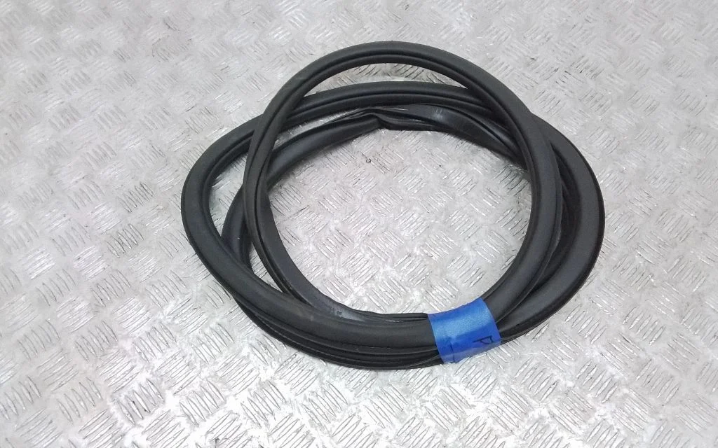 Front door rubber seal – front right