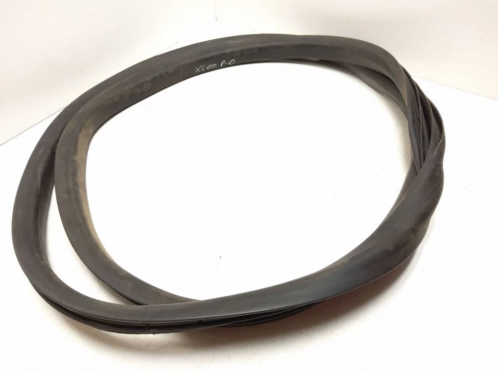 Front door rubber seal – front right