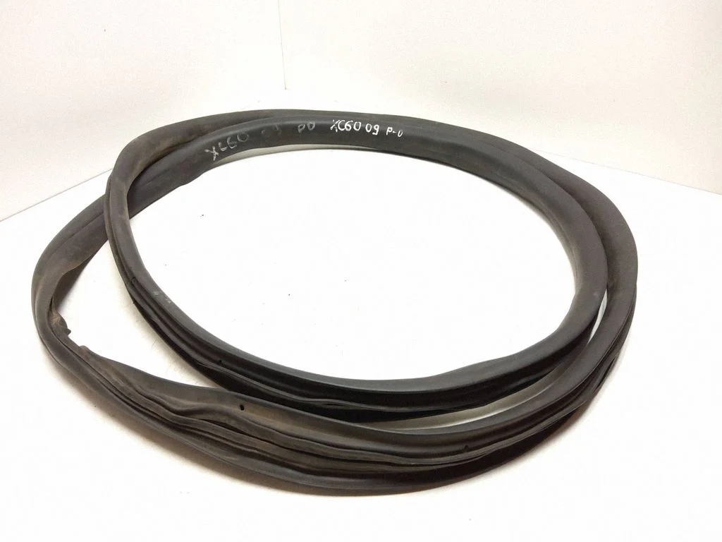 Front door rubber seal – front right