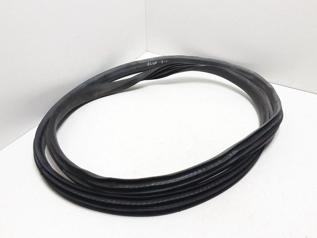 Front door rubber seal – front left