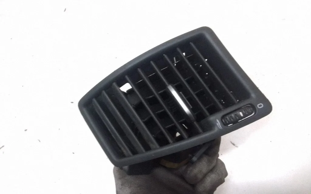 Dashboard side air vent grill/cover trim – Volvo XC90 (2007-2014)