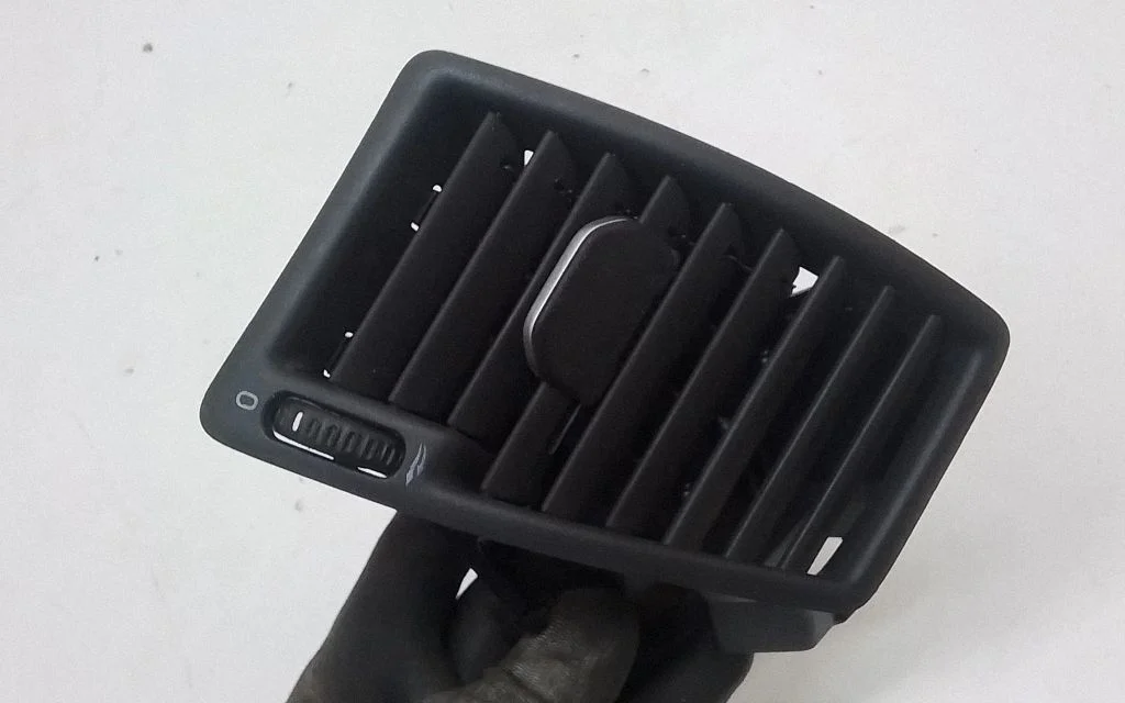 Dashboard side air vent grill/cover trim – Volvo XC90 (2007-2014)