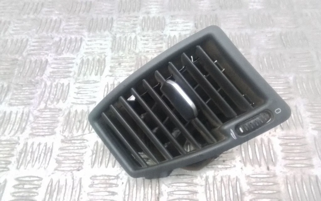Dashboard side air vent grill/cover trim – Volvo XC90 (2007-2014)