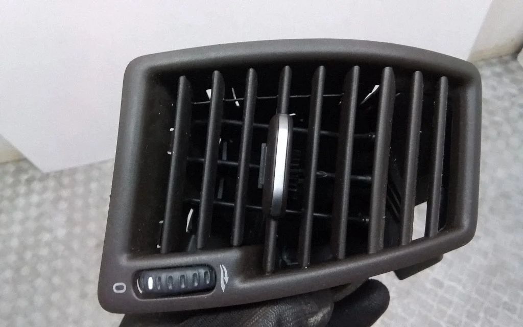 Dashboard side air vent grill/cover trim – Volvo XC90 (2007-2014)