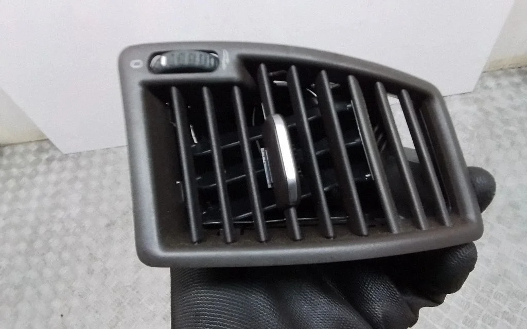 Dashboard side air vent grill/cover trim – Volvo XC90 (2007-2014)