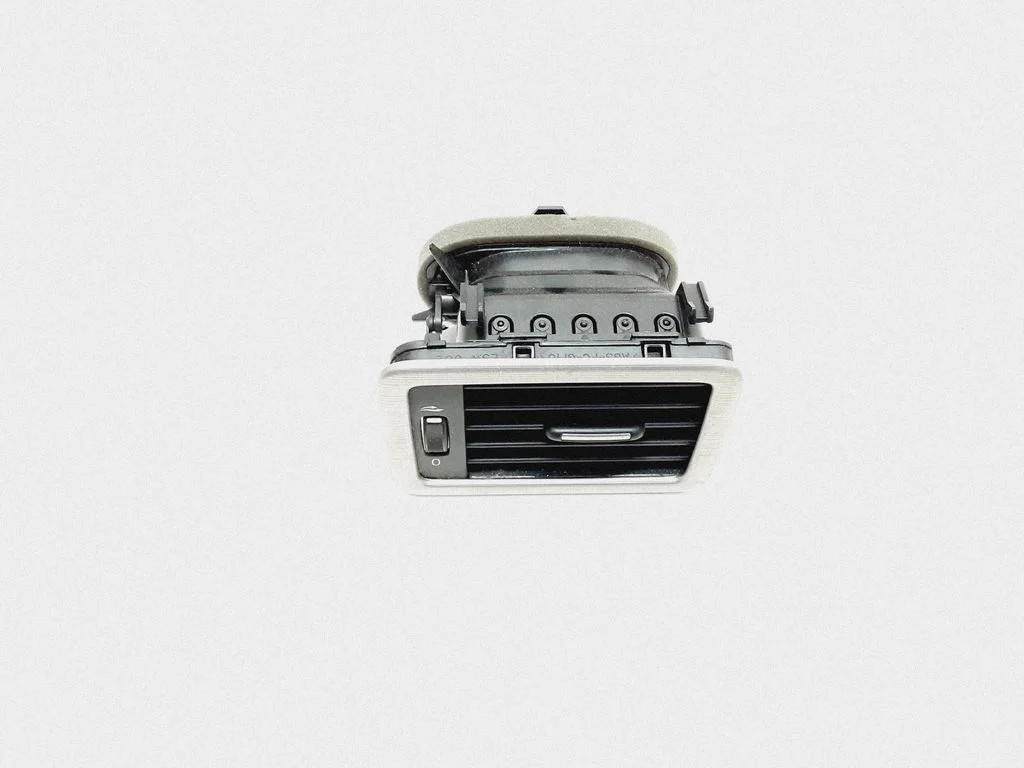 Dashboard side air vent grill/cover trim – Volvo V70 (2008-2013)