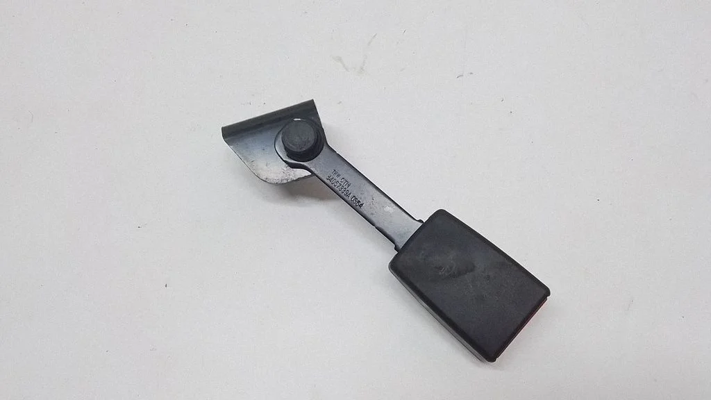 Rear seatbelt buckle – BMW 7 Series F01 F02 F03 F04 (2008-2016)