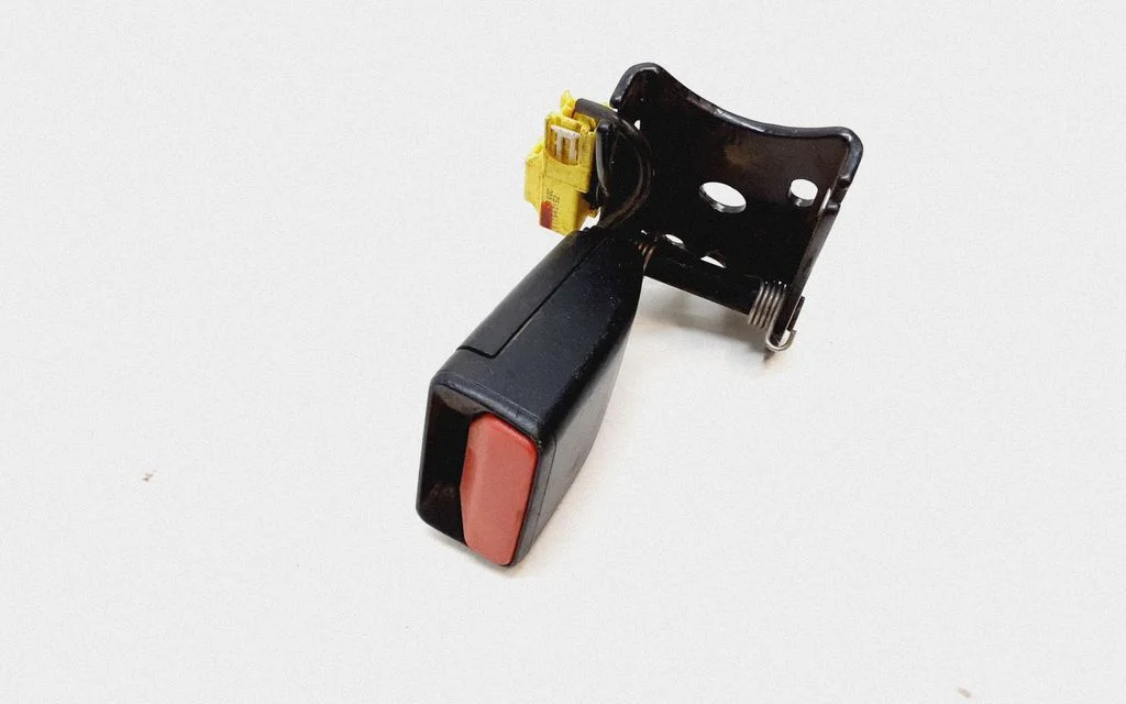 Rear seatbelt buckle 31250659