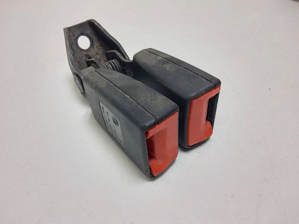 Rear seatbelt buckle 561857739