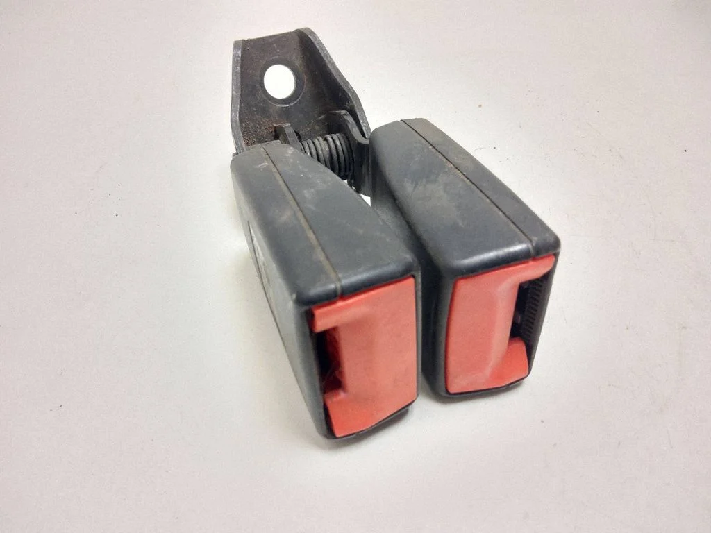 Rear seatbelt buckle 561857739