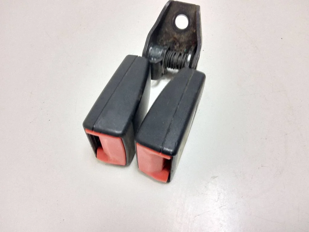 Rear seatbelt buckle 561857739