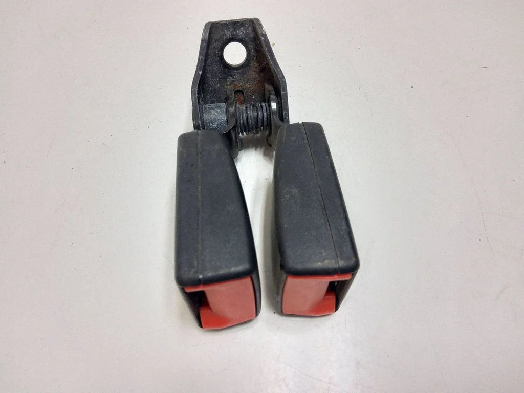 Rear seatbelt buckle 561857739