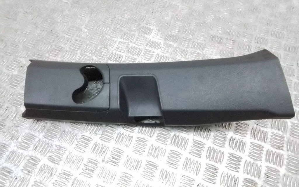 (B) piilari kate (ülemine) – BMW i3 (2013-)