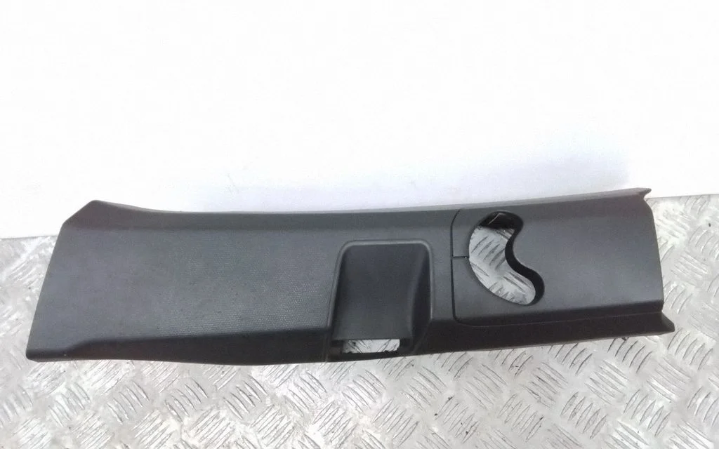 (B) piilari kate (ülemine) – BMW i3 (2013-)