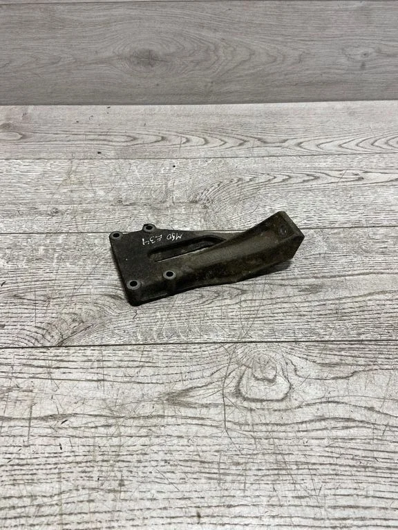 Engine mounting bracket 1136537