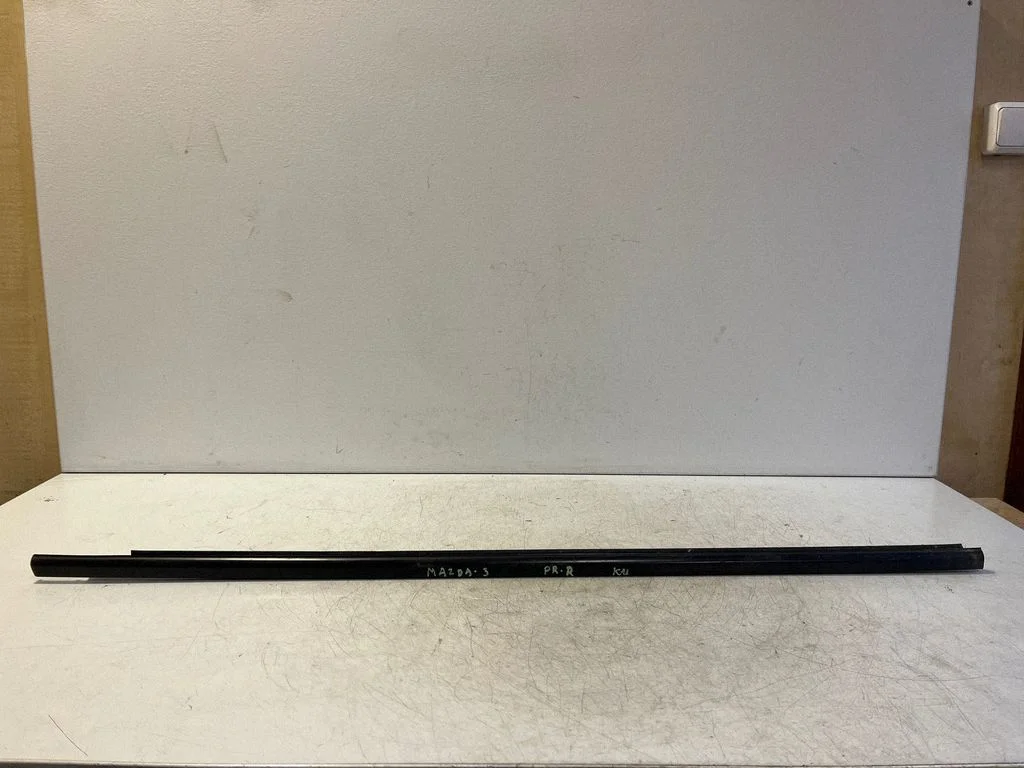 Front door glass trim molding – right