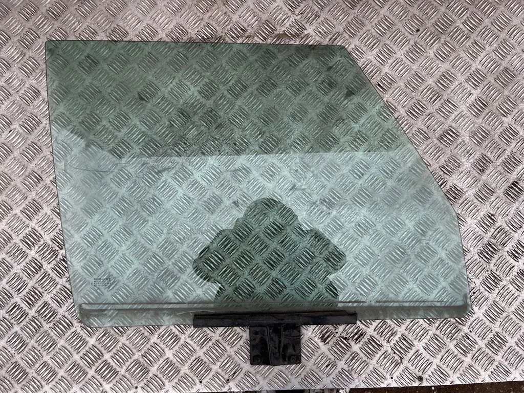 Front door window glass four-door 43R000464