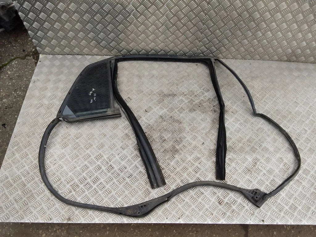 Rear vent window glass – Volkswagen Phaeton (2002-2016)