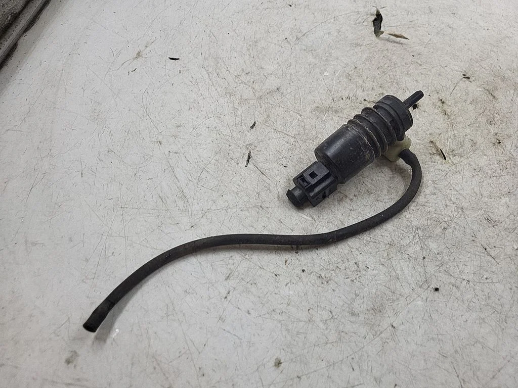 Windscreen/windshield washer pump – Opel Mokka (2012-2016)