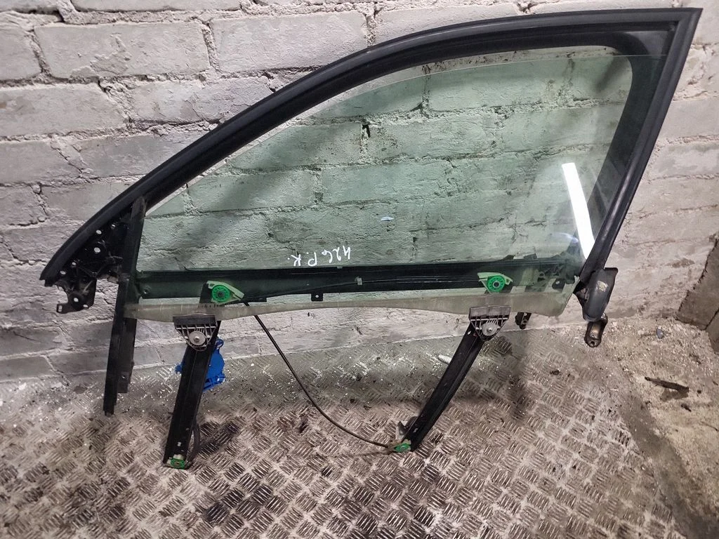Front window lifting mechanism without motor – Audi A4 S4 B7 8E 8H (2005-2008)