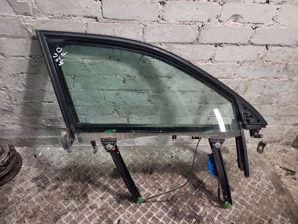 Front window lifting mechanism without motor – Audi A4 S4 B7 8E 8H (2005-2008)