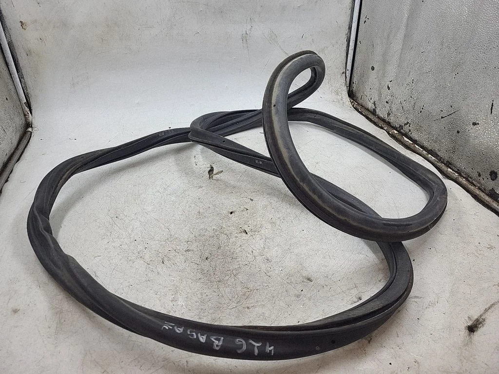 Loading door rubber seal (on body) – rear