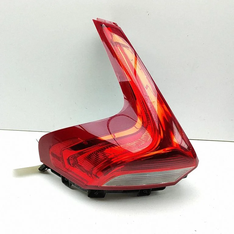 Lampa tylna w błotniku 31395844