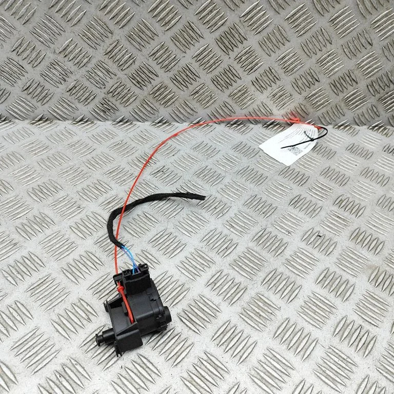 Fuel tank cap lock – Audi Q5 SQ5 8R (2008-2017)