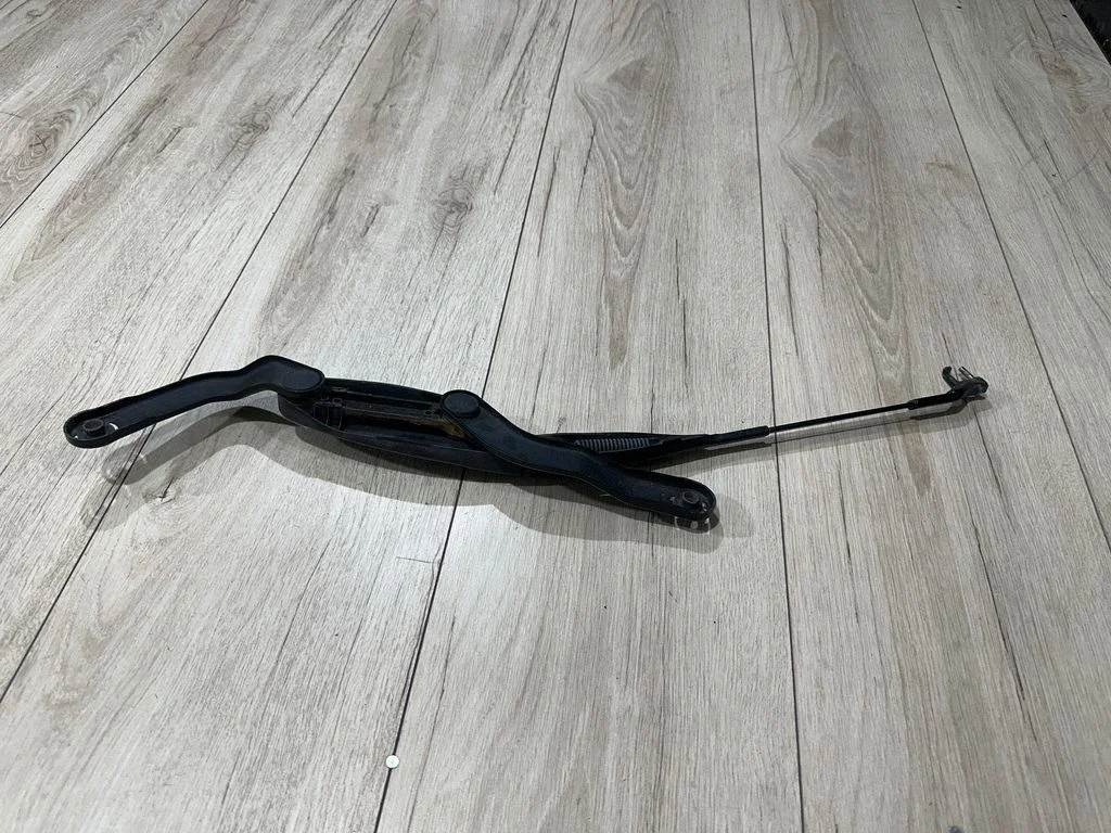 Front wiper blade arm A2118200444